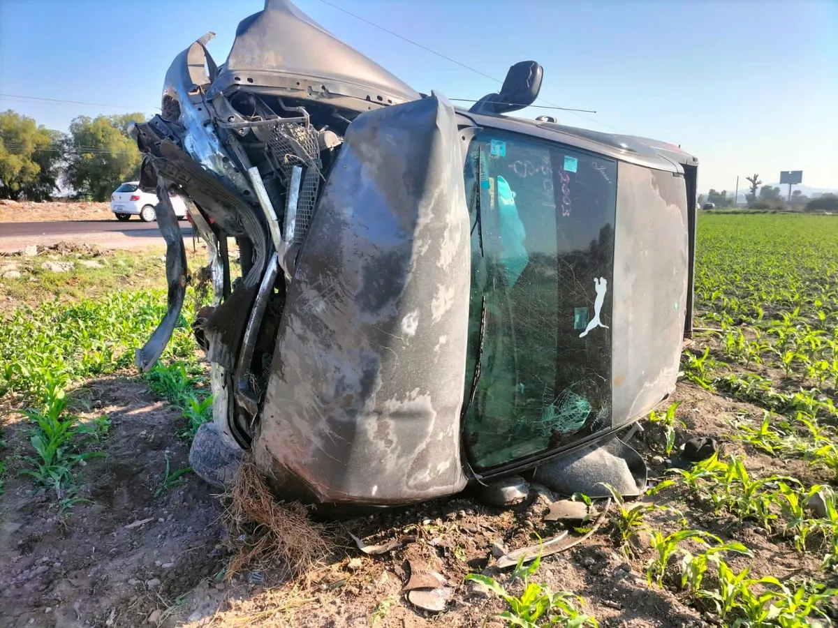 ¡Impactante! Volcadura deja hombre lesionado y daños materiales