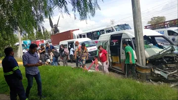 Combi llena choca contra poste en la México-Pachuca; 10 pasajeros resultan lesionados
