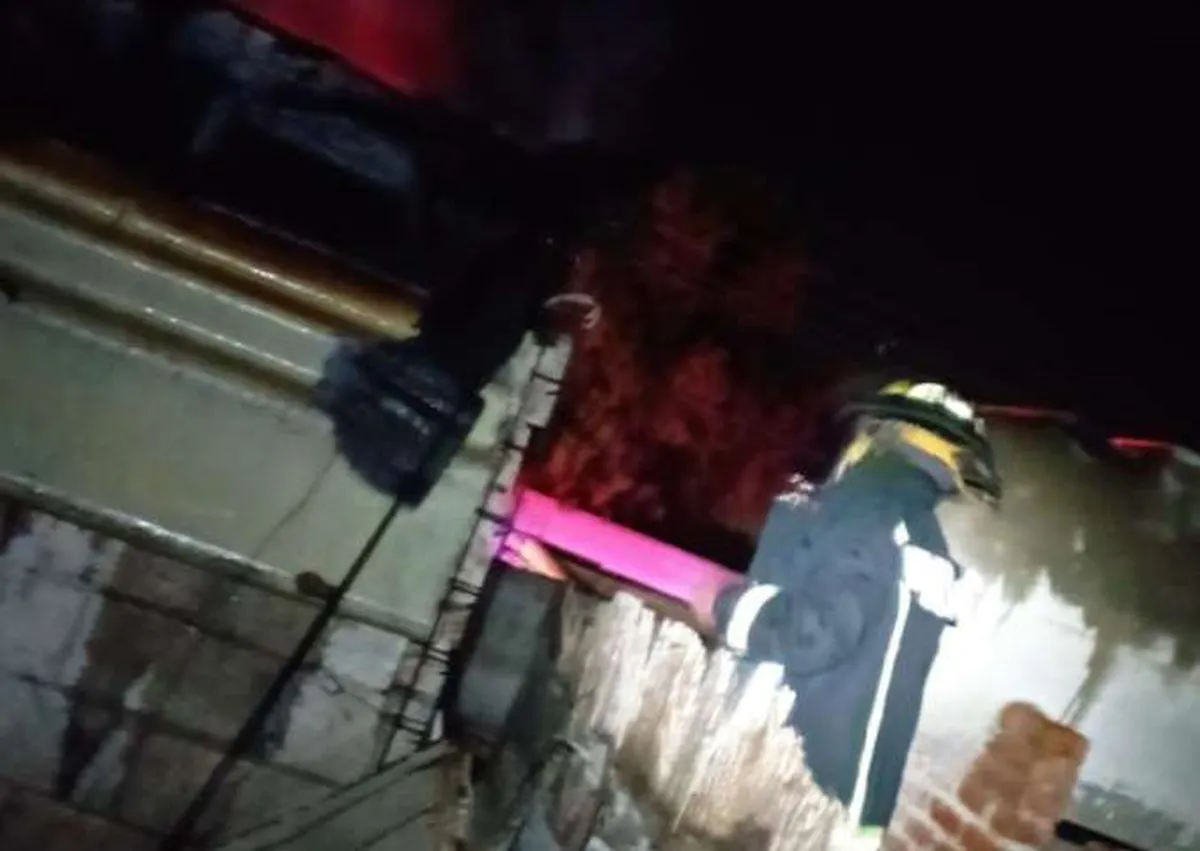 Se incendia cuarto de azotea en Pachuca
