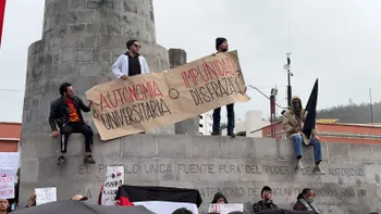 Protesta irrumpe en mitin de la UAEH y exhibe reclamos en Plaza Juárez