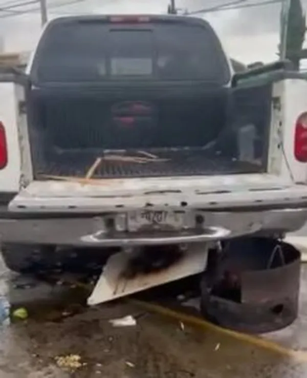 La camioneta chocó contra el puesto de comida provocando que un cazo hirviendo cayera sobre la menor