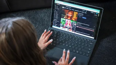 Un estudio revela que el ‘scrolling’ excesivo podría ser más costumbre que adicción… pero sí trae efectos negativos.