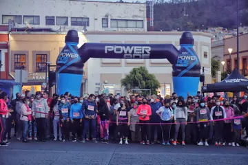 Participaron más de 500 corredores en ‘Iluminando las Calles de Rosa’