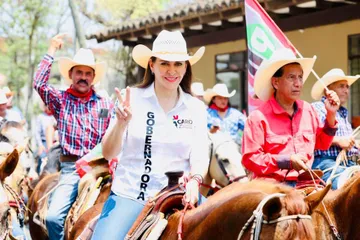 Carolina Viggiano es escoltada por 350 jinetes en cabalgata en Huejutla