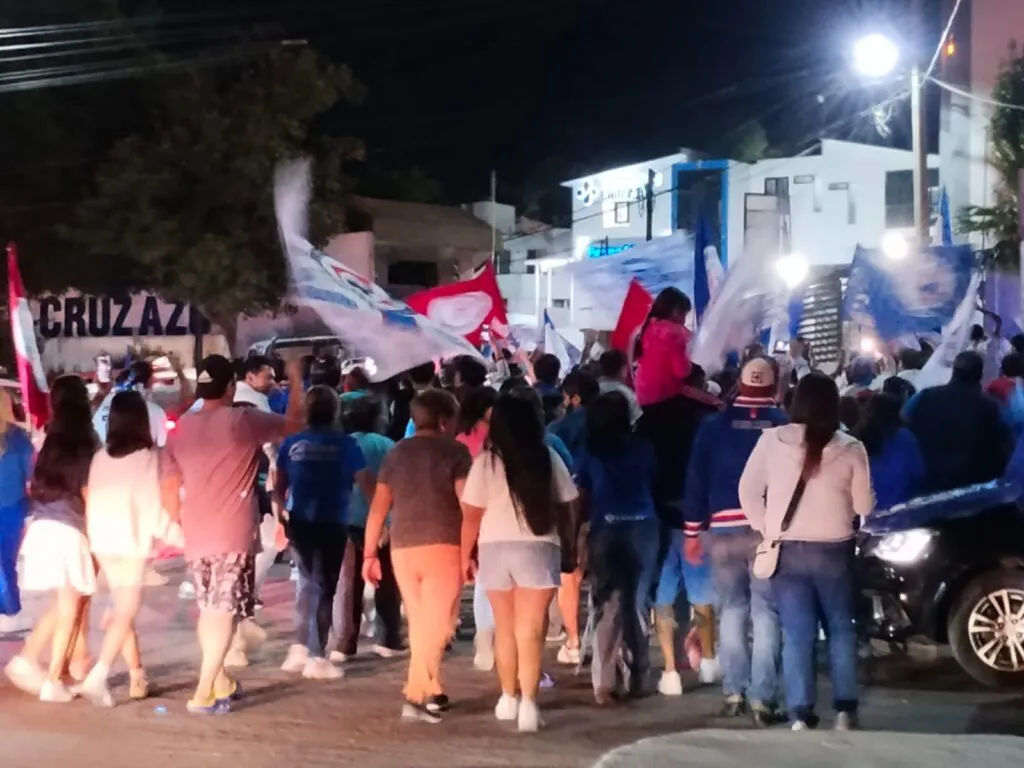 Cruz Azul desata fiesta en Ciudad Cooperativa tras llegar a la final