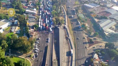 Autos varados por el bloqueo en la México-Pachuca durante protesta de piperos por operativos contra el robo de agua.
