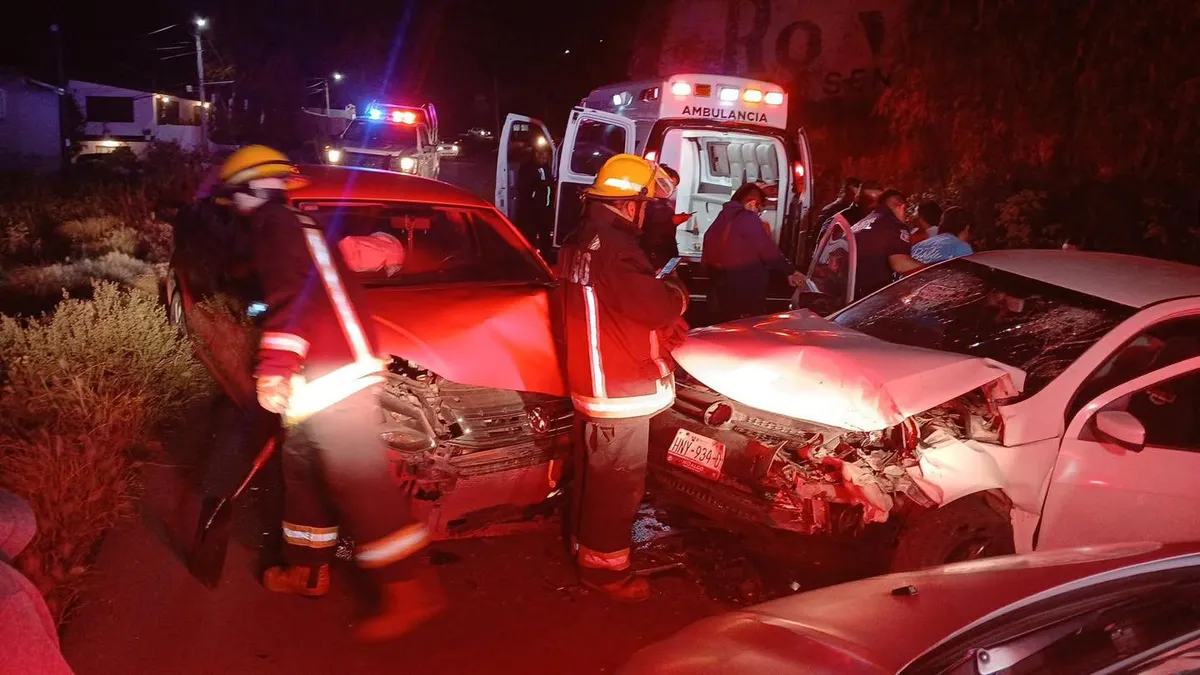 Bomberos rescatan a tres heridos tras accidente en la carretera Pachuca–Real del Monte.