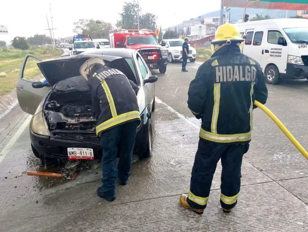 Incendio de vehículo en el bulevar Minero de Pachuca