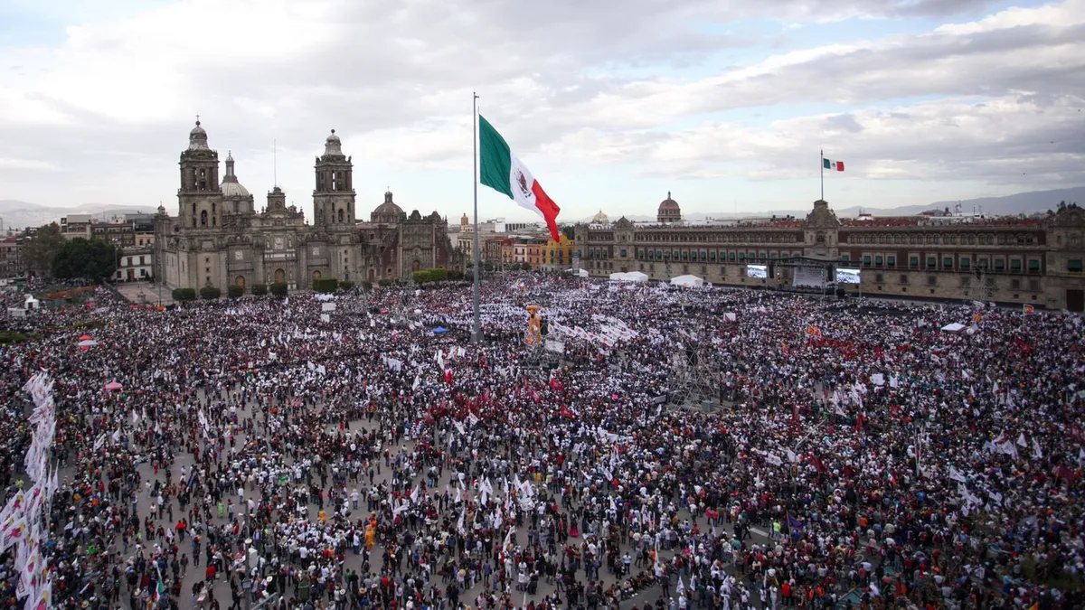 Simpatizantes de AMLO llenaron el Zócalo para su informe