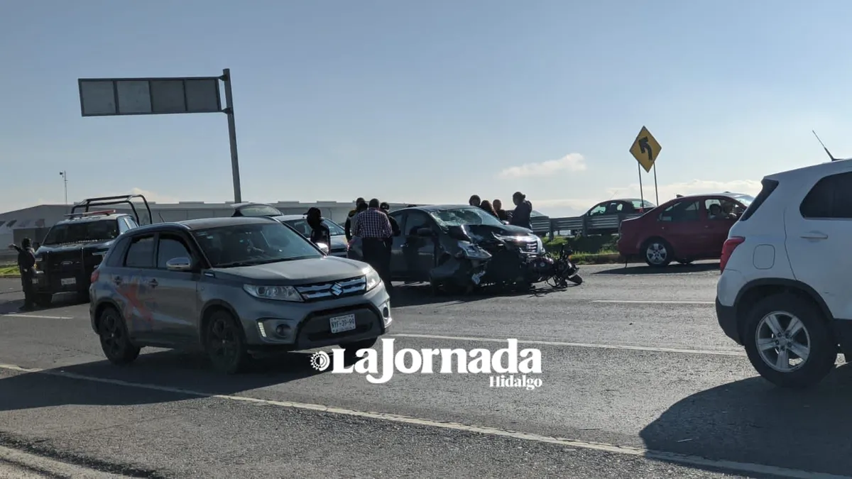 Autopista México-Pachuca: accidente entre auto y moto genera caos vial