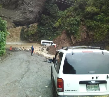 cierran paso hacia San José del Valle por crecida de río en el Cerro El Chiquito