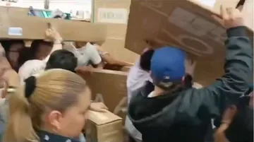 Clientes de centro comercial en Pachuca pelean por pantallas