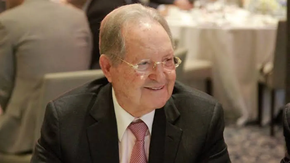 Vázquez Raña en sus primeros pasos como empresario fundó junto con sus hermanos la cadena Hermanos Vázquez.