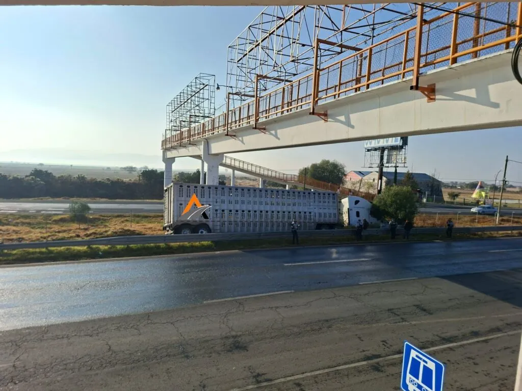 ¡Precaución! Aparatoso accidente en la México-Pachuca
