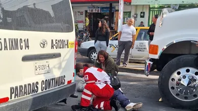 Motociclista pierde el control y termina en el pavimento en Ixmiquilpan