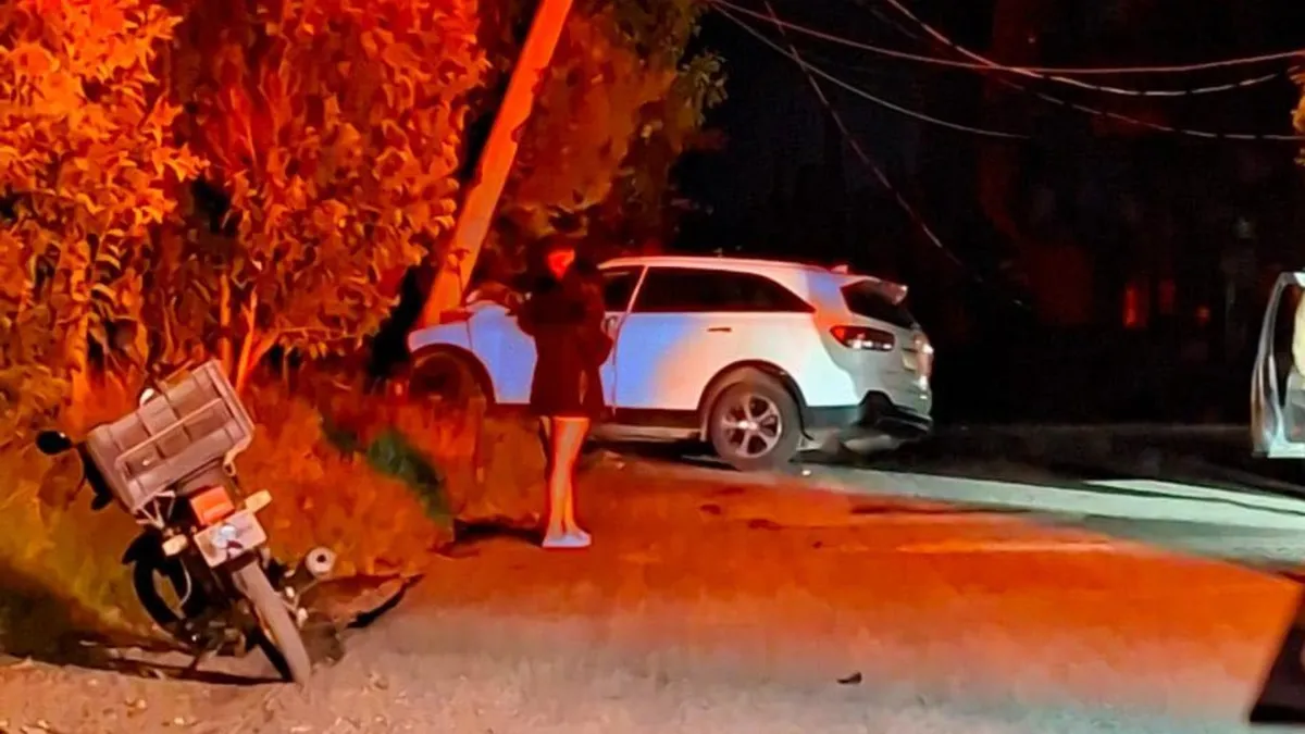 Choque de carro contra poste