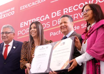 Julio Menchaca entrega reconocimientos a maestros