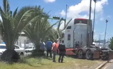 Tractocamión se estrella y causa caos vial en Tulancingo