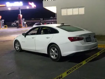 Balean a pareja dentro de su auto en Tula de Allende