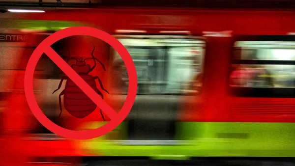 Video viral muestra chinches en asientos del Metro.