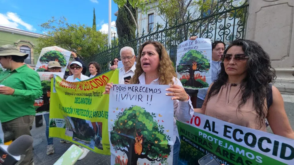 “¡No al ecocidio!”: vecinos de Pachuca se manifiestan por más de 100 árboles que temen perder por obra