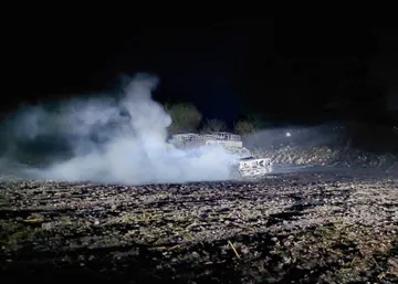 Movilización en Ulapa: fuego consume vehículo con carga de mil litros por contenedor. Autoridades indagan el origen.