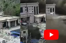 Las inundaciones en Nepal y China arrasaron viviendas, carreteras y puentes en la zona fronteriza del Himalaya.