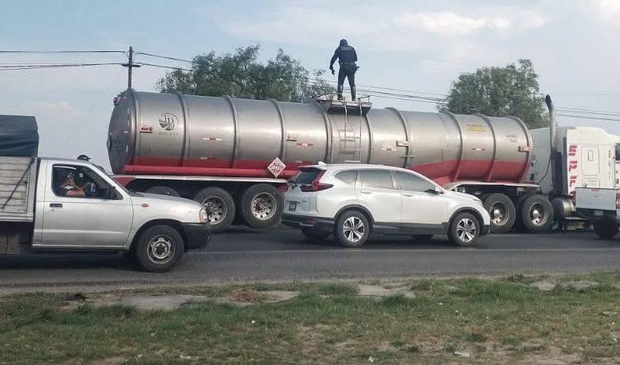Aseguran tráiler tras persecución en la carretera México–Pachuca