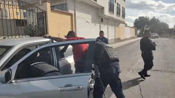 Tizayuca: Detienen a dos hombres con armas de fuego; uno herido