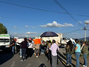 sindicalizados bloquean carretera en Francisco I. Madero