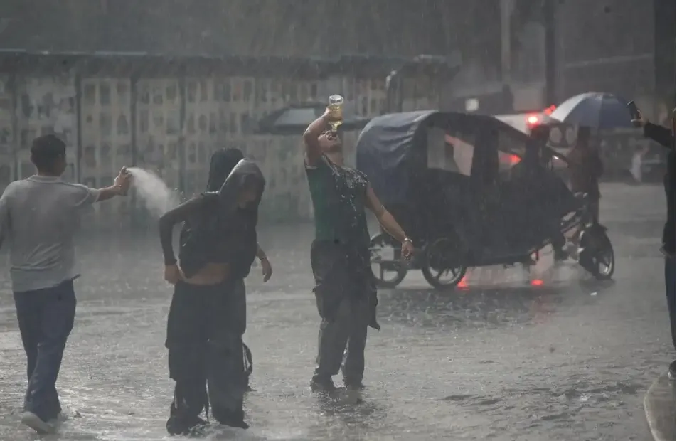 Con lluvia incluida, aficionados celebran al Tricolor tras el debut del Mundial 2026