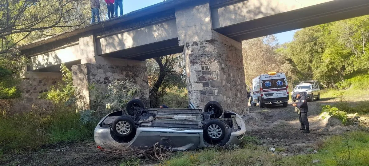 Tragedia en Tepeji del Río: auto vuelca de un puente; hay dos muertos