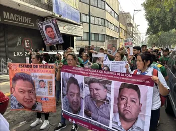 La marcha de madres buscadoras avanzó hacia el estadio sede de la inauguración para exigir atención a los más de 133 mil desaparecidos.