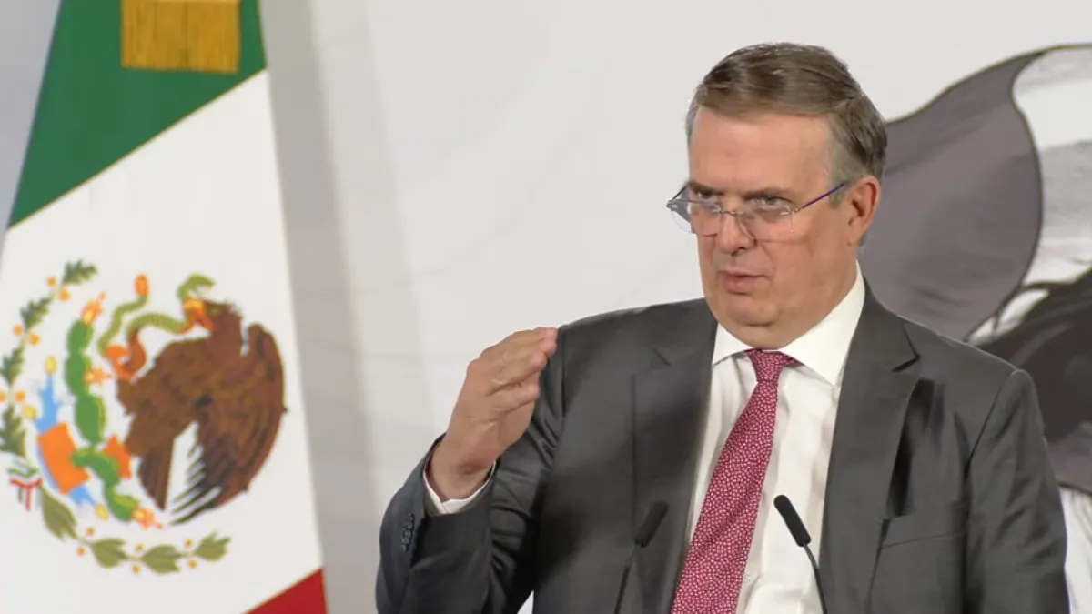 El secretario Marcelo Ebrard negó haber usado recursos públicos por su hijo en Londres.