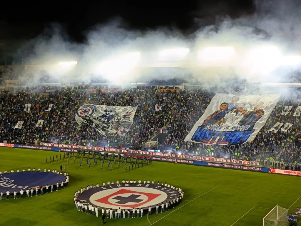“Los que cantan con pasión”: afición de Cruz Azul hace retumbar el Estadio Azul