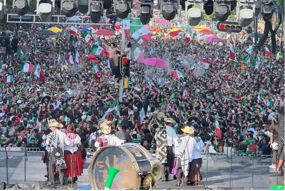 Con lluvia incluida, aficionados celebran al Tricolor tras el debut del Mundial 2026