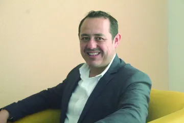 Josué lleva al máximo su pasión por los autos
