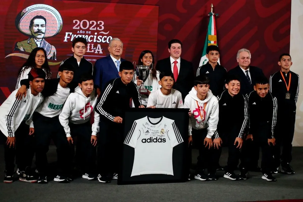 Reconoce AMLO al equipo de jóvenes que ganó la copa del World Challenge