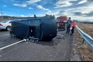 Autopista México-Pachuca: vuelca auto a la altura de Zapotlán