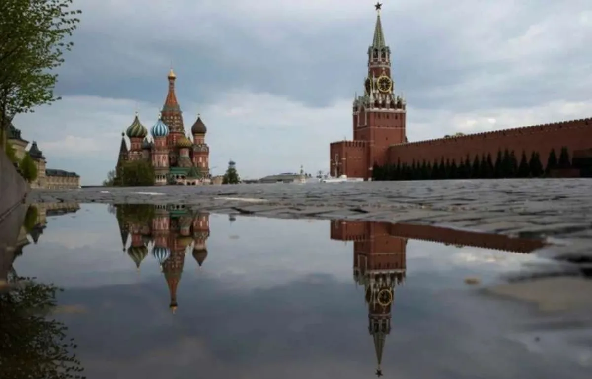 Condenan a editor de diario ruso por informar sobre ataques en Ucrania