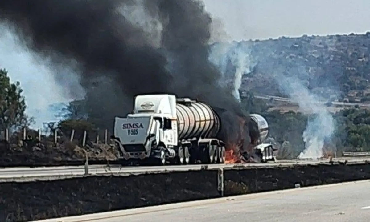 Incendio de tráileres tras accidente en la Autopista Arco Norte.