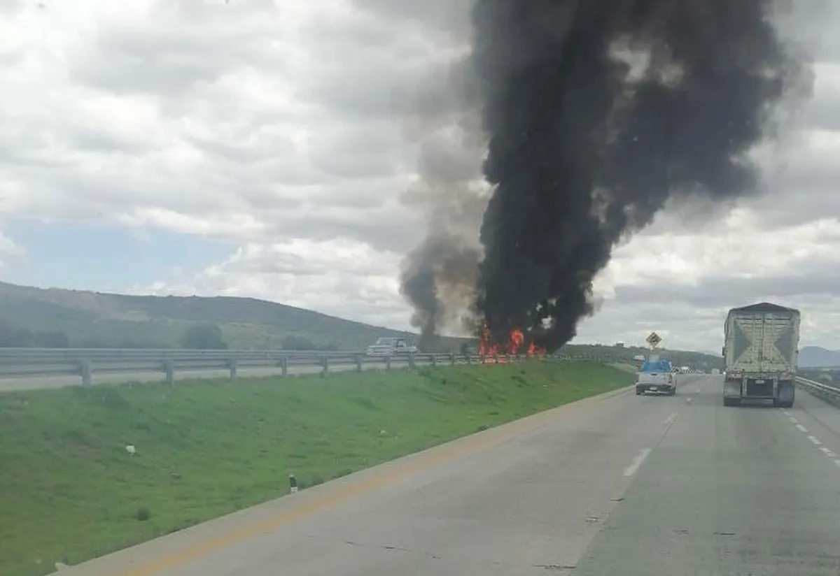 Tráiler vuelca y se incendia sobre el arco norte