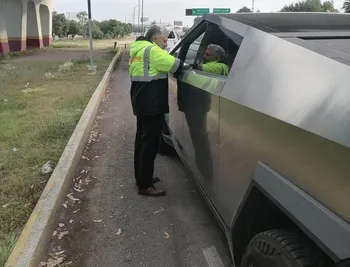 Cybertruck de Tesla es amonestada por invadir el carril exclusivo del Tuzobús en Pachuca