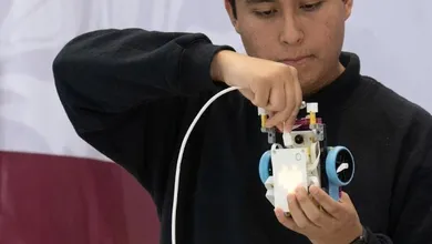 Estudiantes participan en la Clase Masiva de Robótica desde la UAEH.