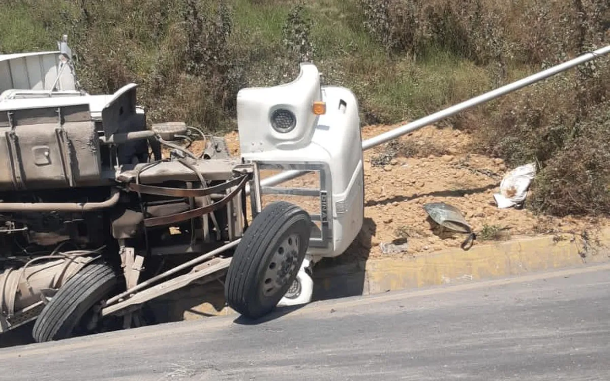 Vuelca camión en la carretera México-Pachuca
