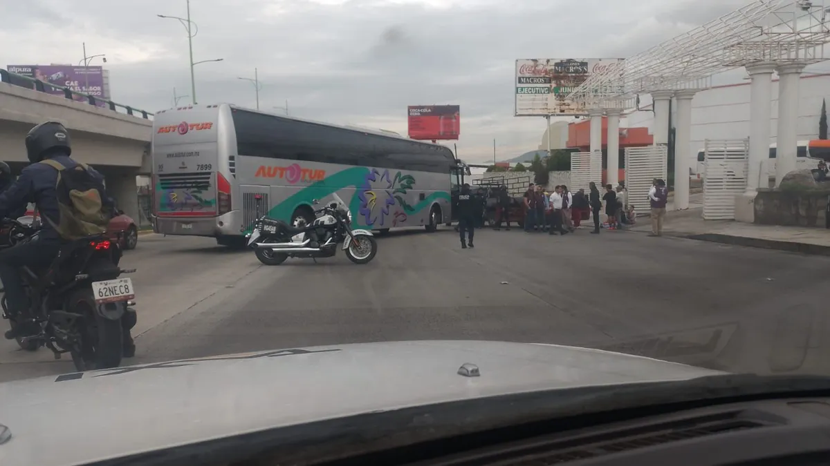 Pachuca: choque en el bulevar Colosio entre autobús y vehículos genera caos vial
