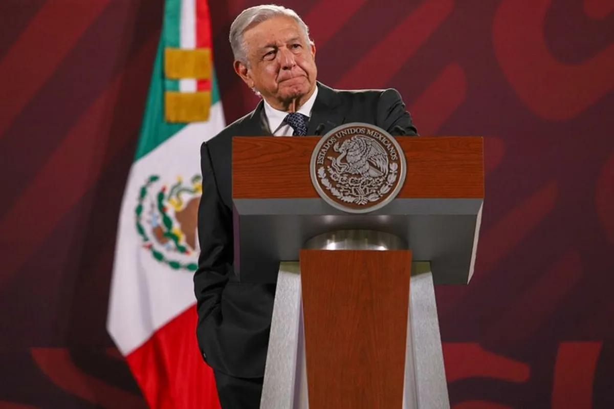 Descalifica AMLO propuesta sobre pago de seguro de trabajadores del sector público