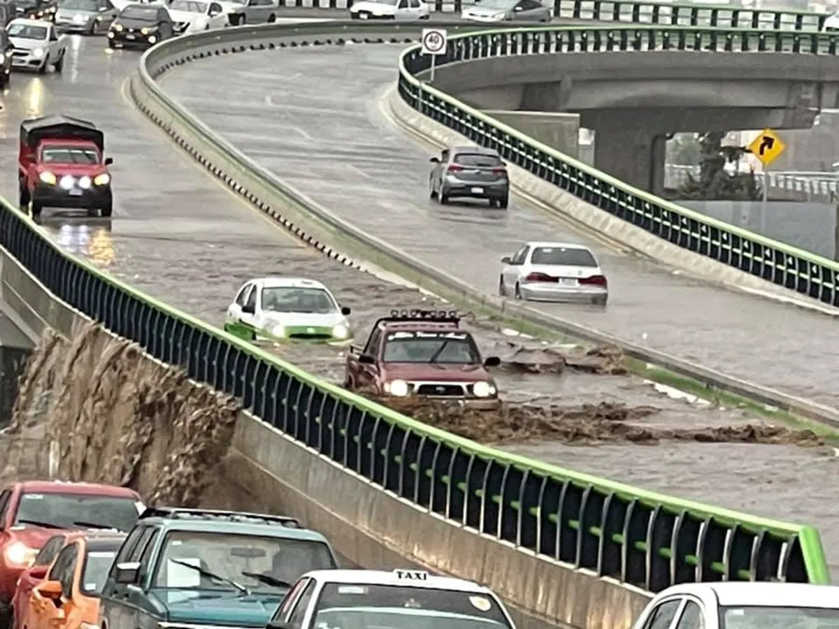 Lluvia y granizo provocan encharcamientos en principales vialidades de Pachuca