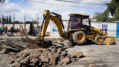 Trabajos de pavimentación hidráulica en la carretera Cuautepec–Tulancingo.