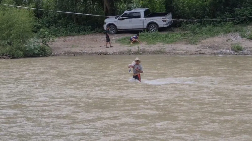 [VIDEO] Cruzan un ataúd por una tirolesa en Hidalgo: el río los dejó sin paso seguro